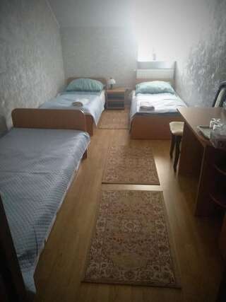 Отели типа «постель и завтрак» Gościniec Stary Rynek Семятыче Трехместный номер с собственной ванной комнатой вне номера-5